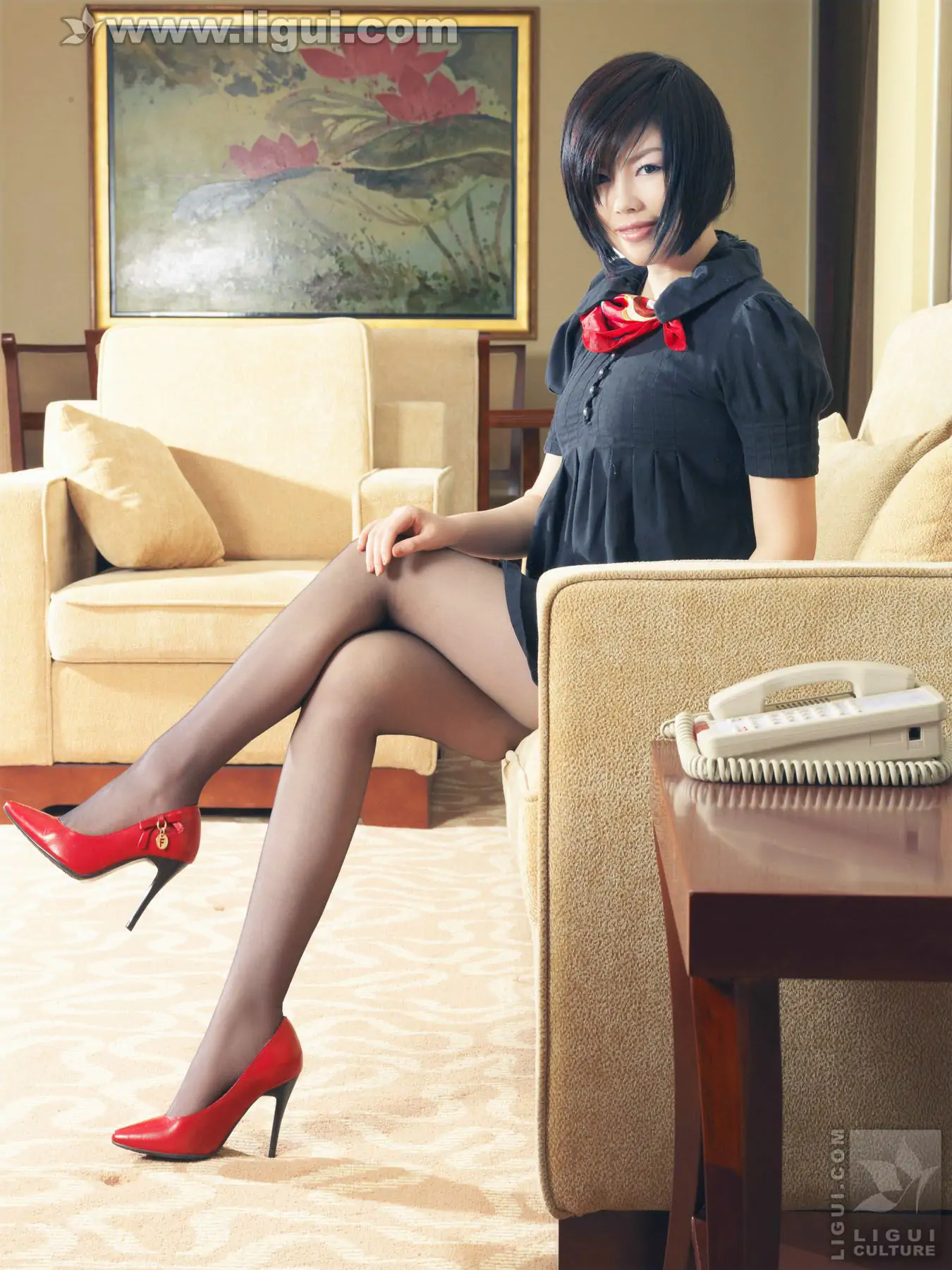 Model 慕子《经典家居中的丝袜演绎》 [丽柜LiGui] 美腿玉足写真图片